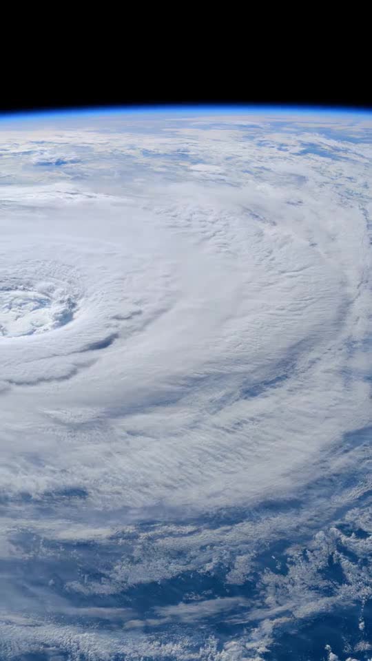 从太空中观看地球上的超大台风眼