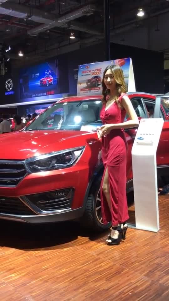 豪车配美女,红裙配女神