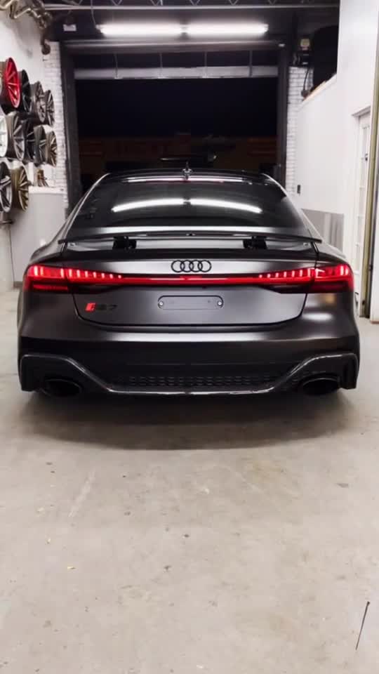 点亮奥迪rs7的尾灯才知道奥迪设计师费了多少心思