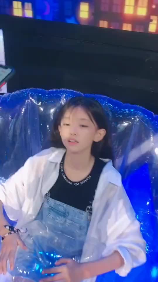 童模宋小睿躺在充气气球上看样子挺自在的我真喜欢这女孩