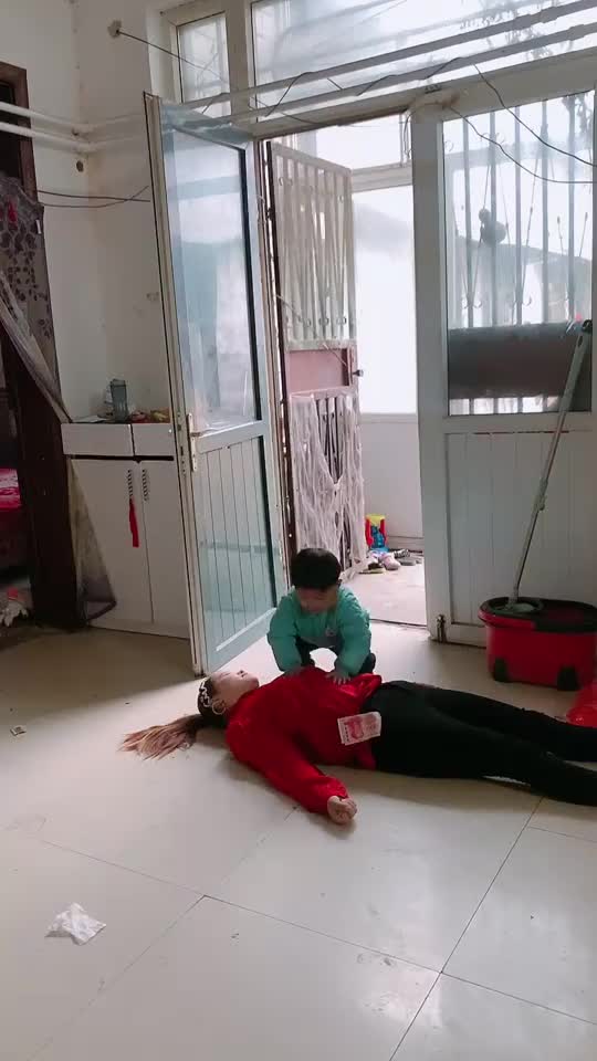 假装晕倒测试一下闺女反应