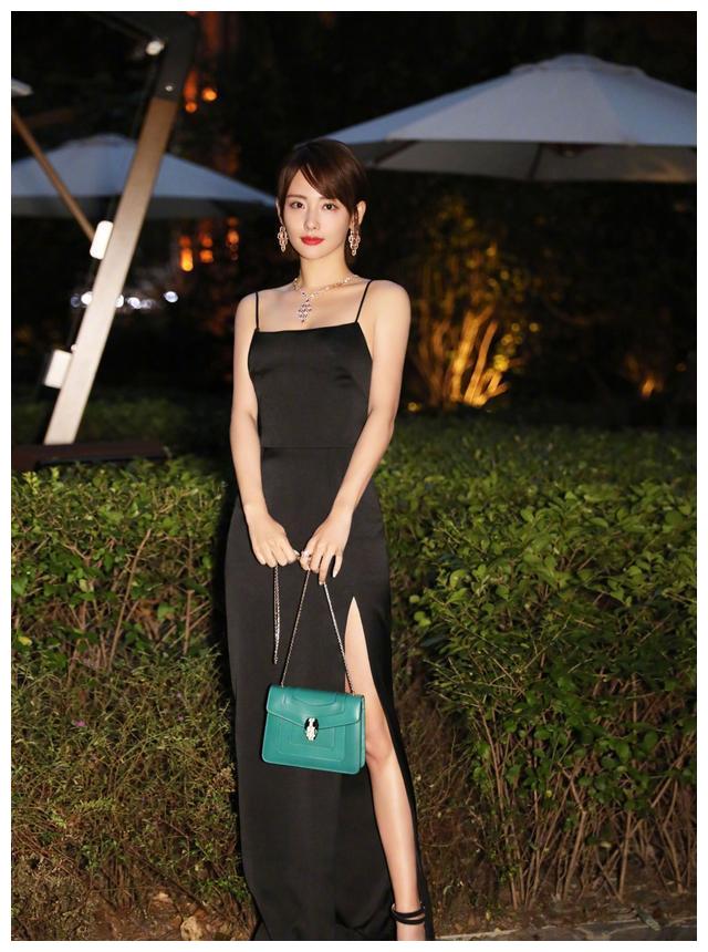 张嘉倪社交平台晒美照,一袭银色吊带连衣裙,性感美艳大秀好身材