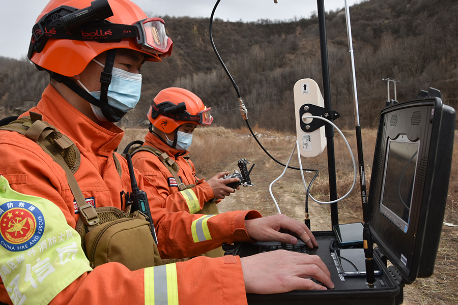 图集森林防火季陕西延安驻防队伍森林消防开展实战灭火演练