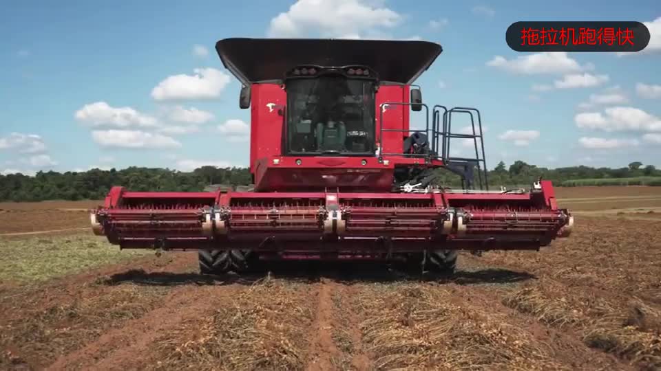 国外的大型花生捡拾收割机捡拾割台分4块与国内收割机不同