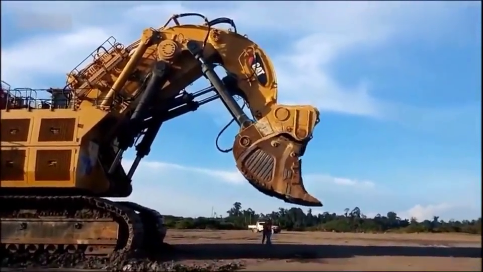 简直是一台超级怪兽卡特彼勒6090fs正铲挖掘机调试