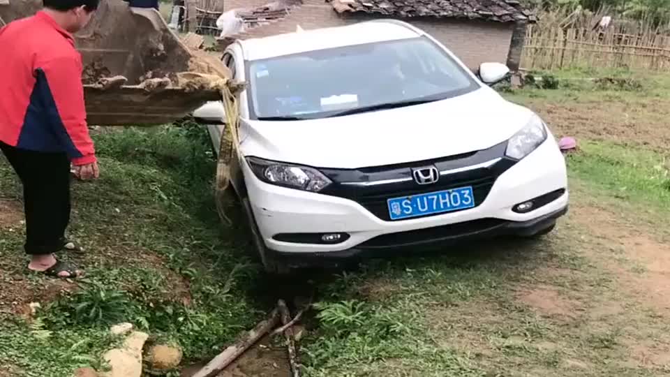 村长儿子的本田车掉沟里了只好请挖掘机来帮忙救援真尴尬