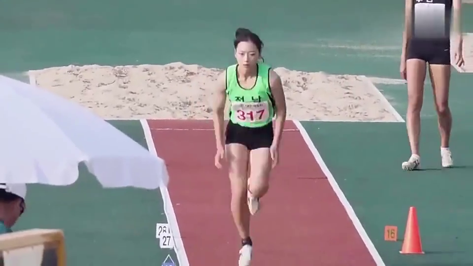 纯天然韩国美女大学生跳远 看着挺清秀 没想到爆发力这么强 纯天然韩国美女大学生跳远 看着挺清秀 没想到爆发力这么强