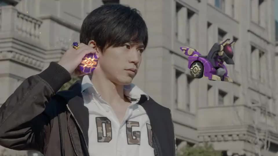 狼帅铠甲的合体和必杀技都挺帅气,就是对面这两个怪人太搞笑了