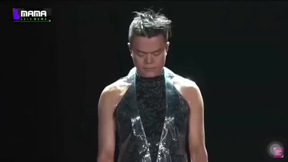 朴振英mama舞台惊讶王嘉尔,再次穿起透明雨衣的jyp让人惊喜