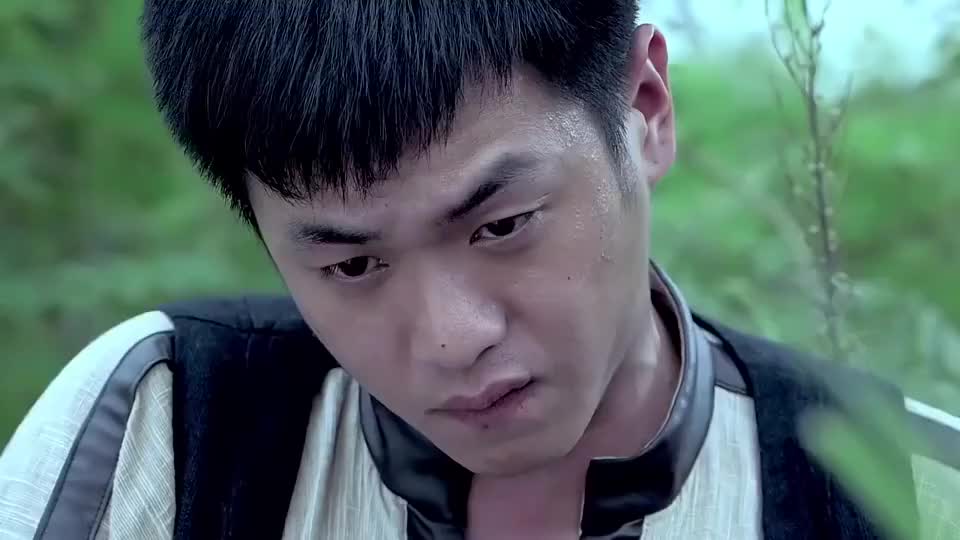 周卫国中弹受伤,竟自己徒手挖弹片,大哥佩服的竖起大拇指