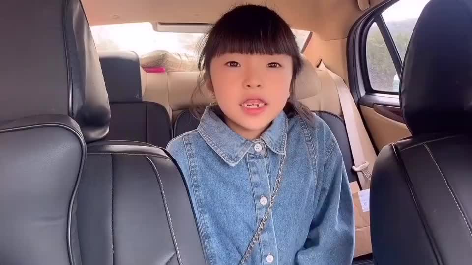 晴宝偷吃辣条肚子疼,妈妈带她做推拿,还要扎手最后疼得两眼泪