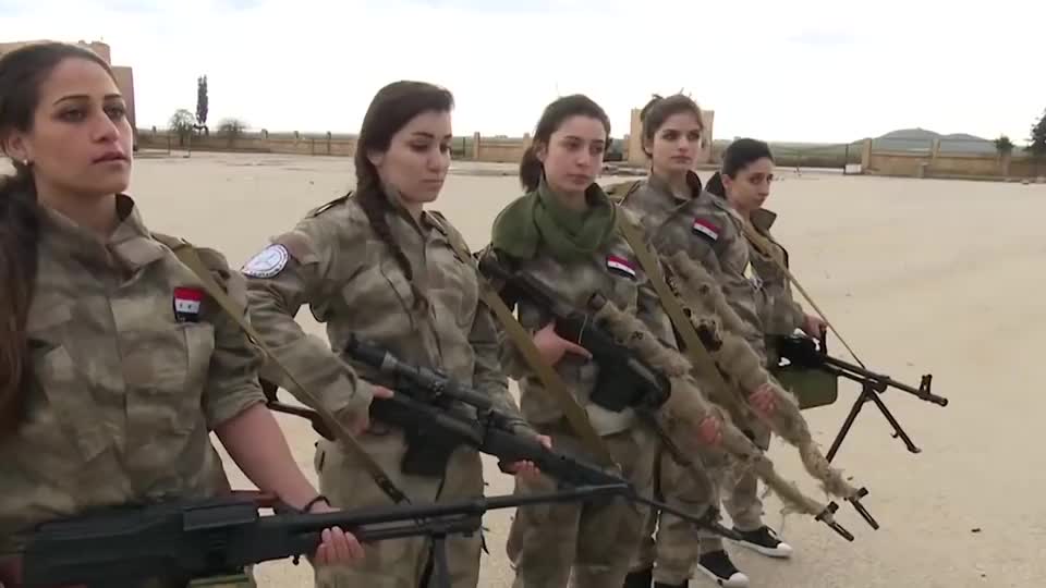 叙利亚战场实拍:女兵实弹射击训练,巾帼不让须眉