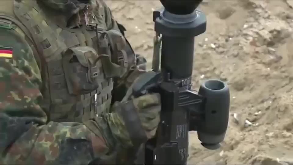 德国士兵射击rpg火箭筒