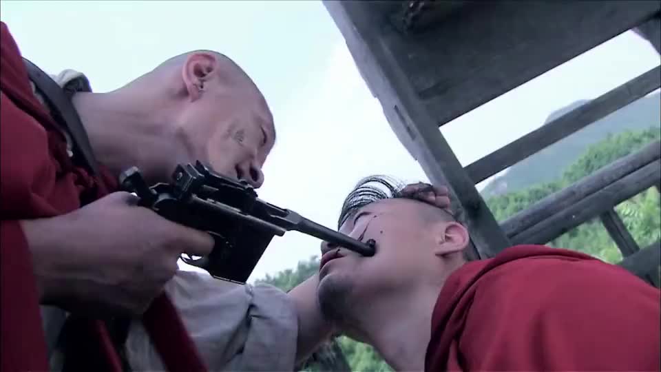 女杀手与土匪展开生死搏斗,最后两人同归于尽