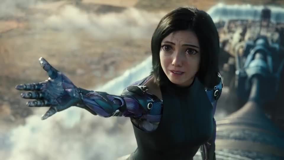 阿丽塔抓住男友的手,可男友的机械臂质量不行,自己坏了