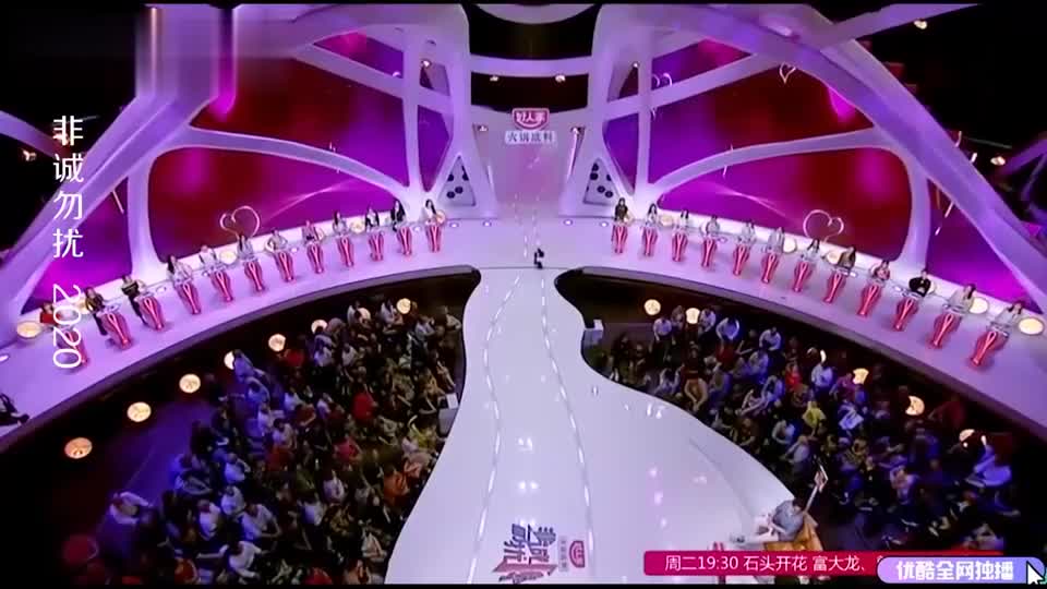 男嘉宾惨遭全场灭灯,过于追求仪式感,可以啊!