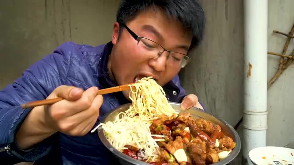 大sao拿辣子鸡拌面吃这一大碗吃下去都被辣懵了