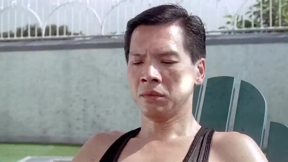 赌侠不愧是赌神的保镖,龙五这藏枪的技术太牛了,防身必备呀