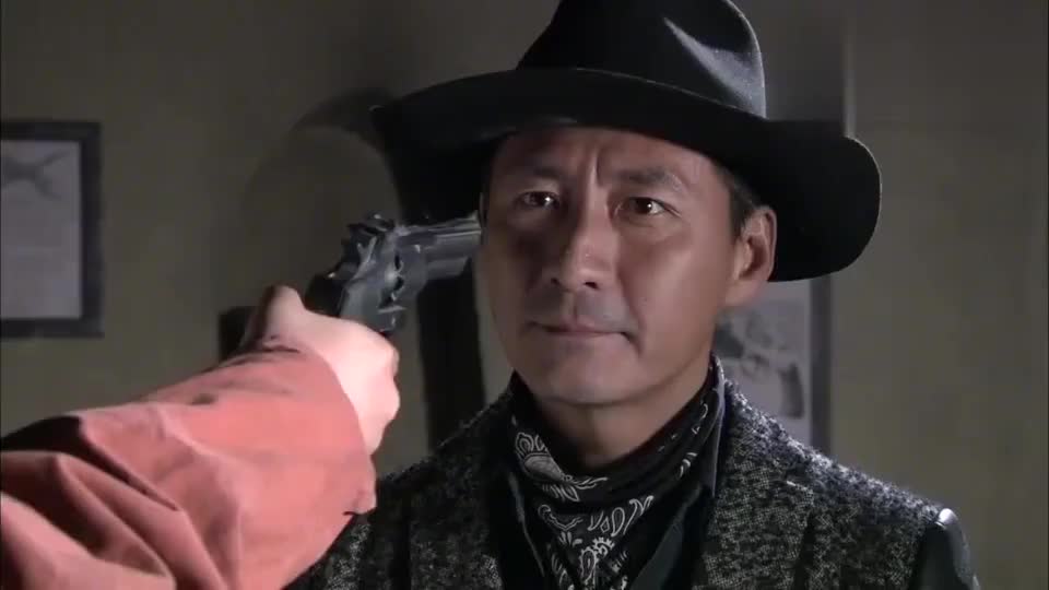 大漠枪神男子为当神枪第一朝燕双鹰开枪