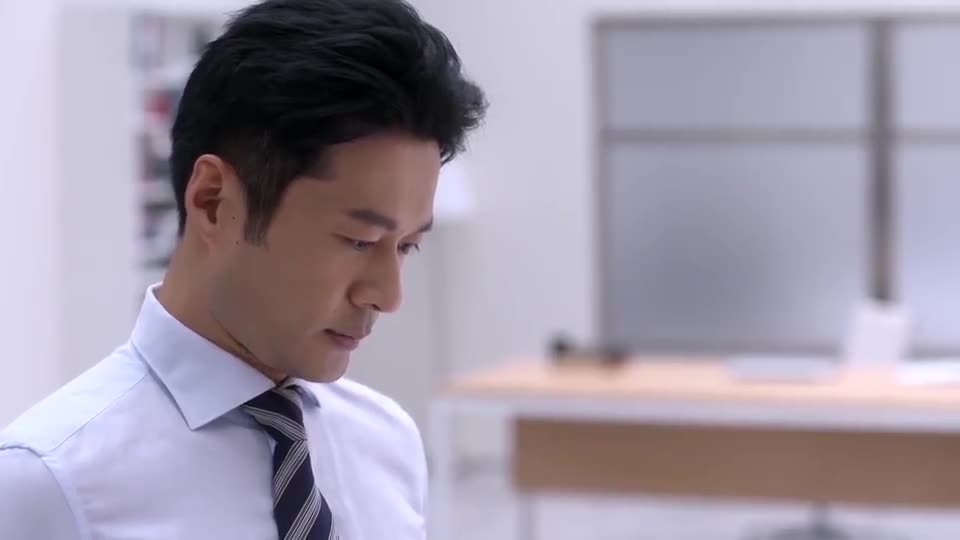 何以笙箫默应晖要帮默笙查他父亲的案子没想到被默笙拒绝