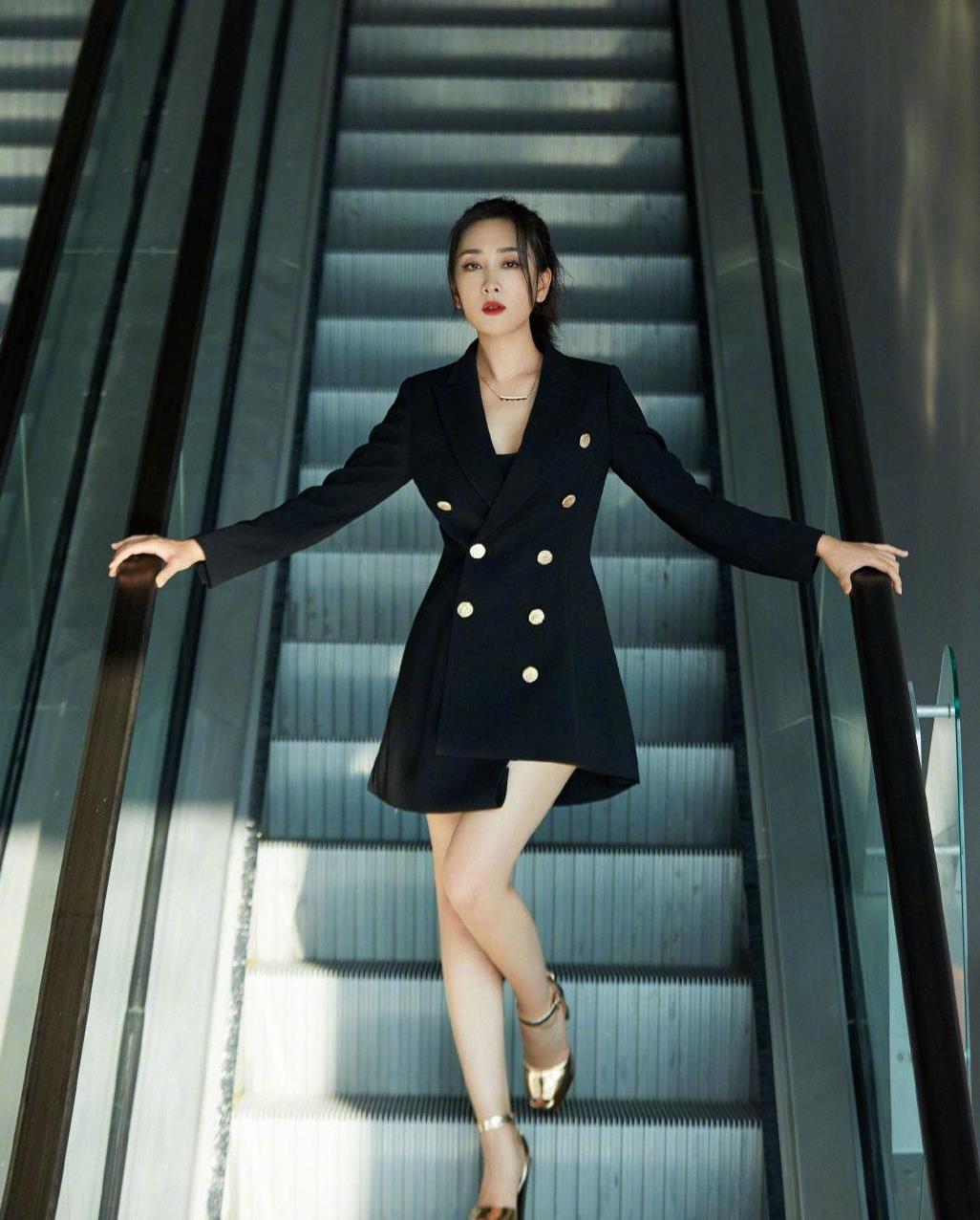 马苏为显腿长够拼的短款西装裙不够外加恨天高时髦又吸睛