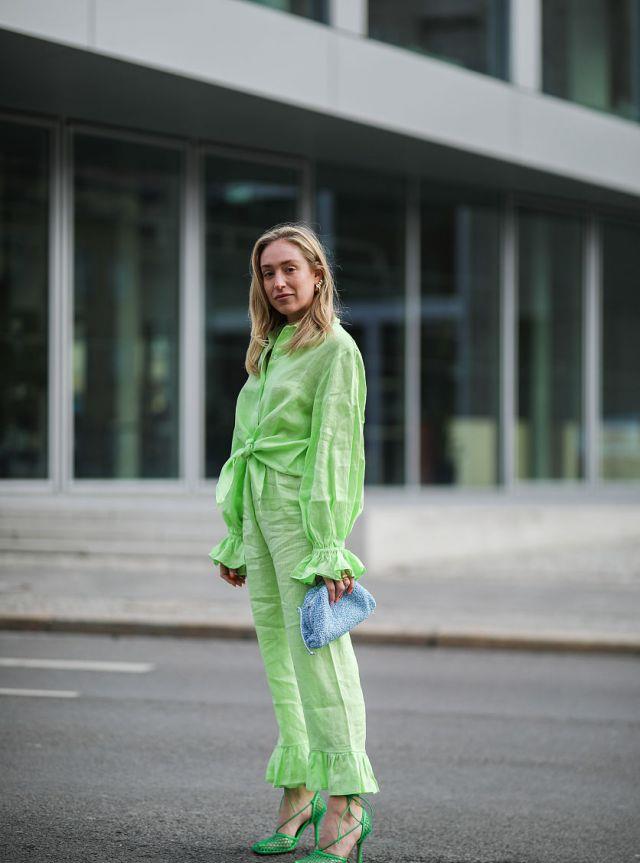 时尚街拍:薄荷绿系扣衬衫裤装 清新明媚_高清图集_新浪网