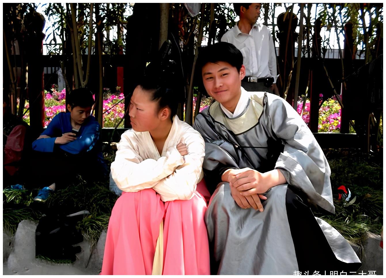 横店群演真实生活美女成群只要几十元就干一天到点儿领盒饭