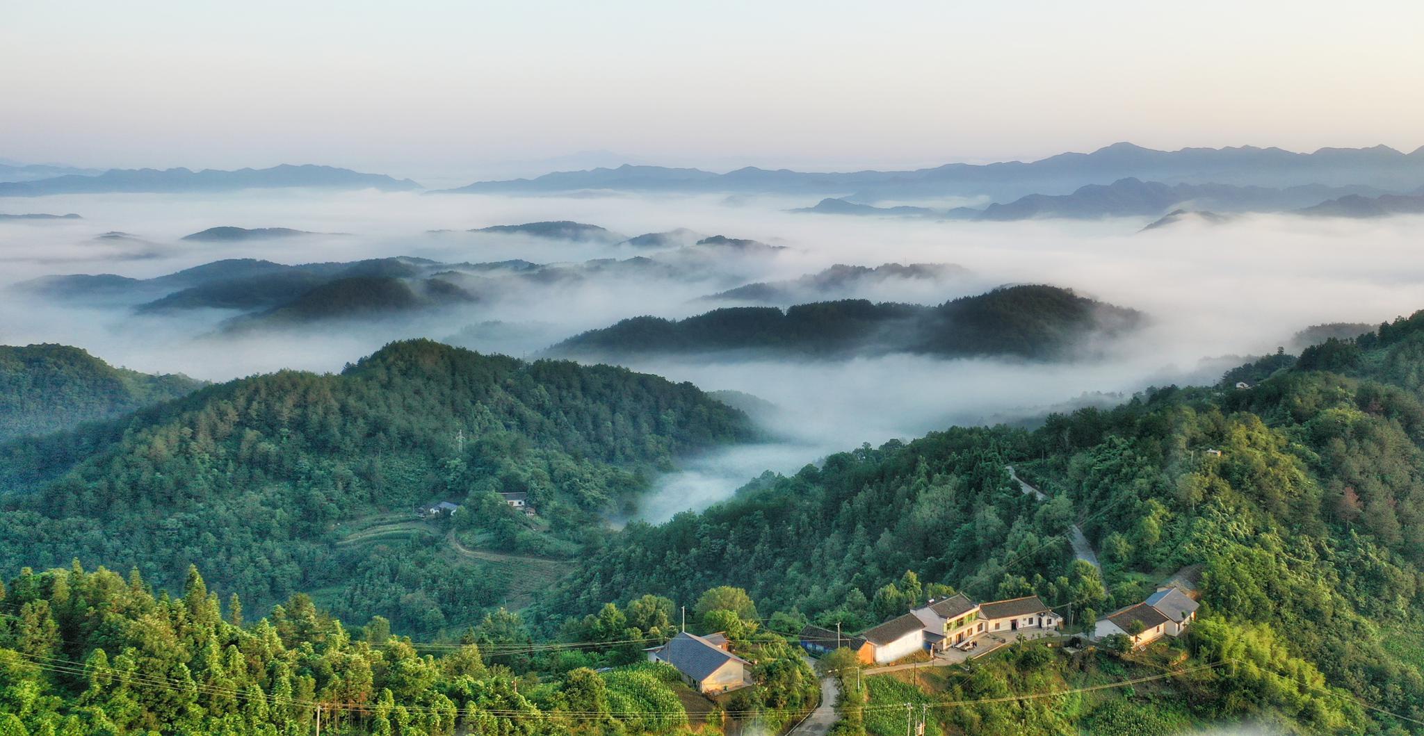 云雾缭绕女娲山 景色壮观仙气十足