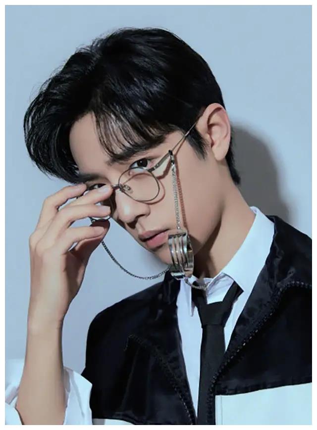 男星链条眼镜罗云熙帅气肖战个性黄子韬贵气你pick谁