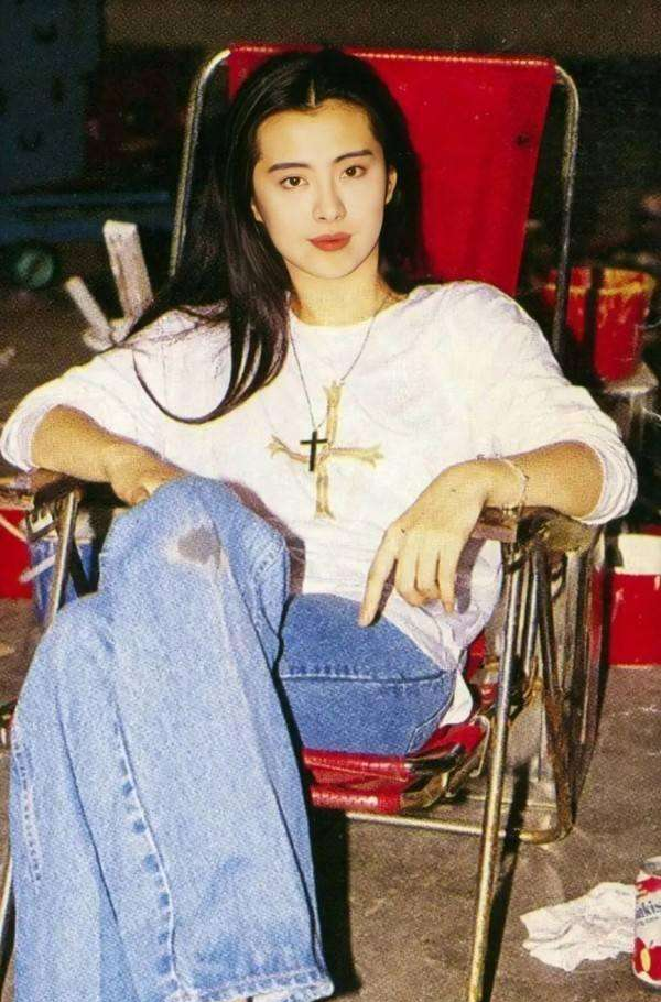 王祖贤穿搭很有韵味，一点都不输<a href=