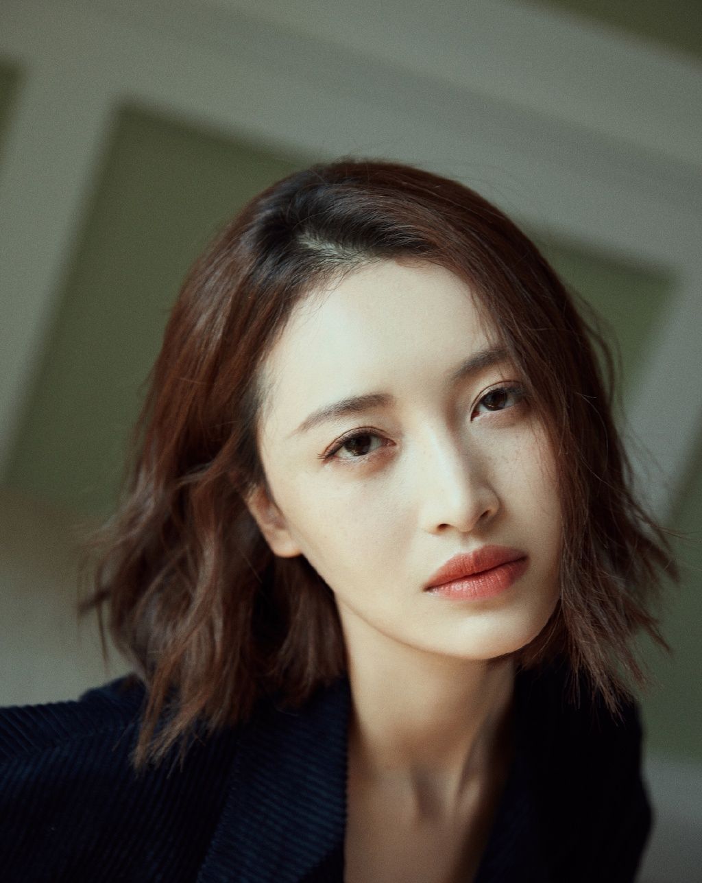 杨菲洋写真,身穿黑蓝西装,妆容精致,时尚俏丽