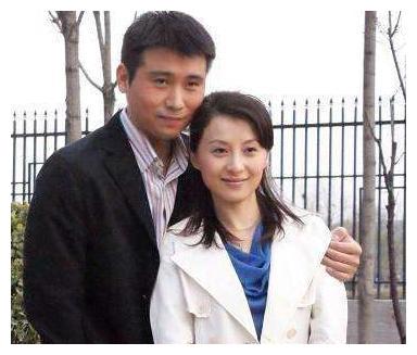 如今徐露已经45岁了,徐露与丈夫依旧恩恩爱爱.