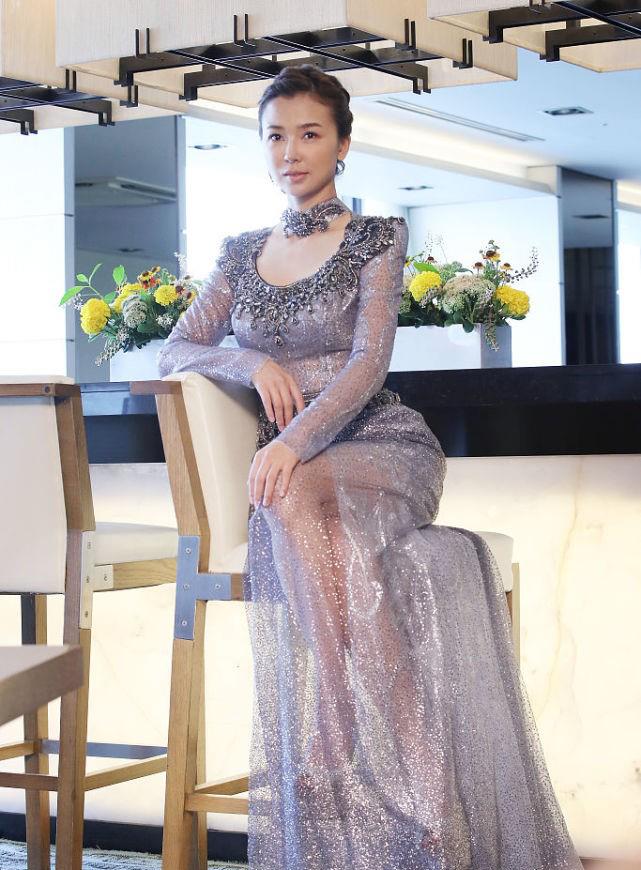 姚星彤身材真不错v领上衣衬白皙肤色配拖地开叉长裙更显曲线