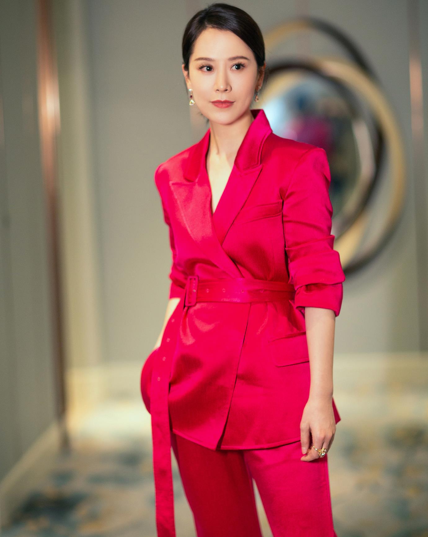 42岁海清极具干练气质玫红色西装穿出女王范女强人气场全开