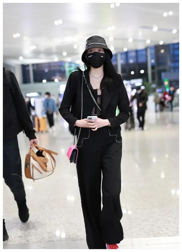 关晓彤还嫌自己腿不够长吗？穿短上衣不够还要配高腰裤，比例真好休闲区蓝鸢梦想 - Www.slyday.coM