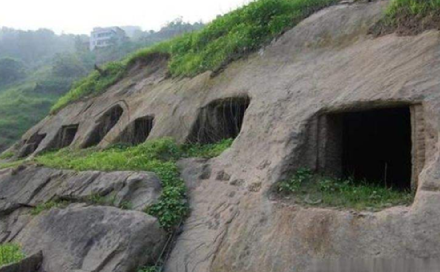 瓦罐坟到底有多残忍儿子亲自送60岁母亲入坟送一餐砌一块砖