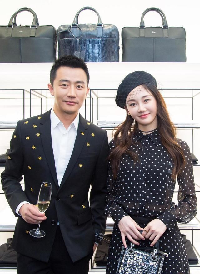 郑恺娶了个好媳妇苗苗光腿穿波点裙真有女人味背dior包似贵妇