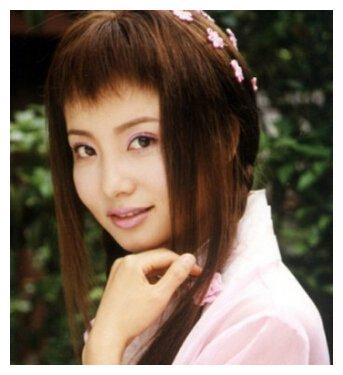 17年前演《风云雄霸天下》成名,年过半百还未婚,状态仍似少女