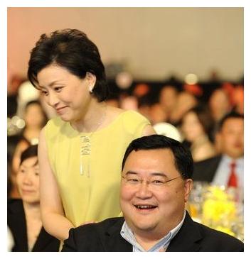 26岁丢下央视的铁饭碗,和"穷丈夫"离婚嫁商业巨鳄,今身价70亿|杨澜