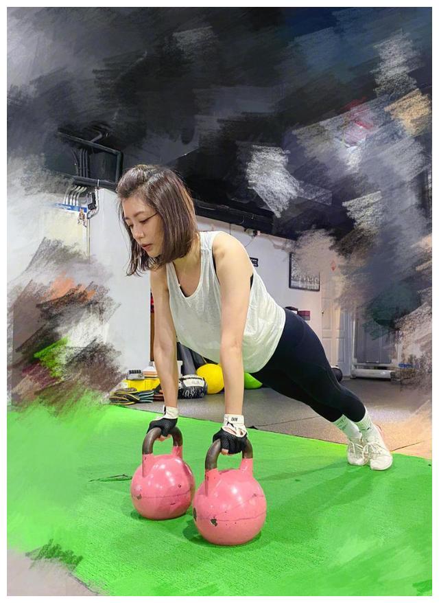 46岁贾静雯,常年体重90斤,坦言:戒掉两种食物,轻而易举瘦下来