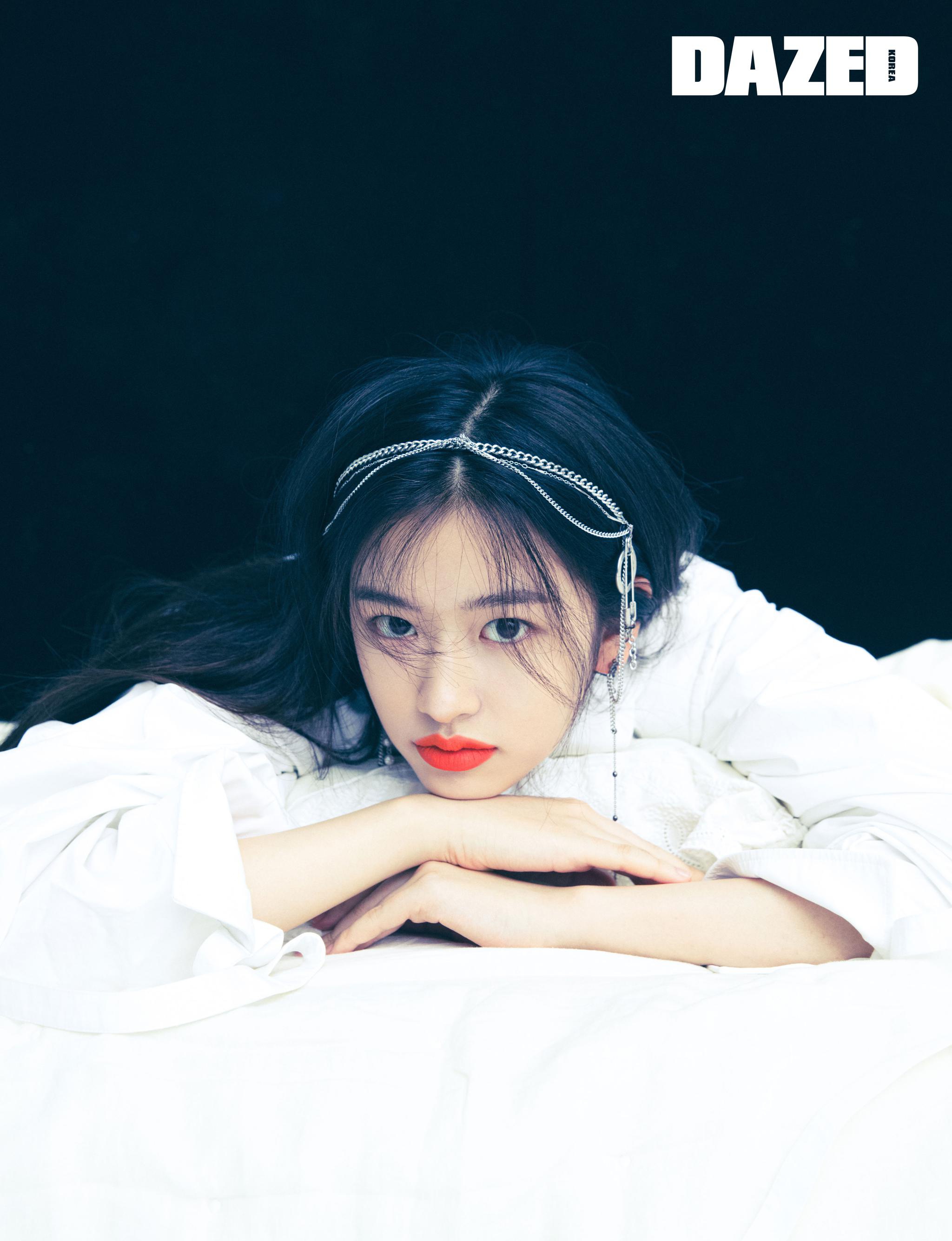 韩国女歌手安宥真最新杂志写真红唇俏丽