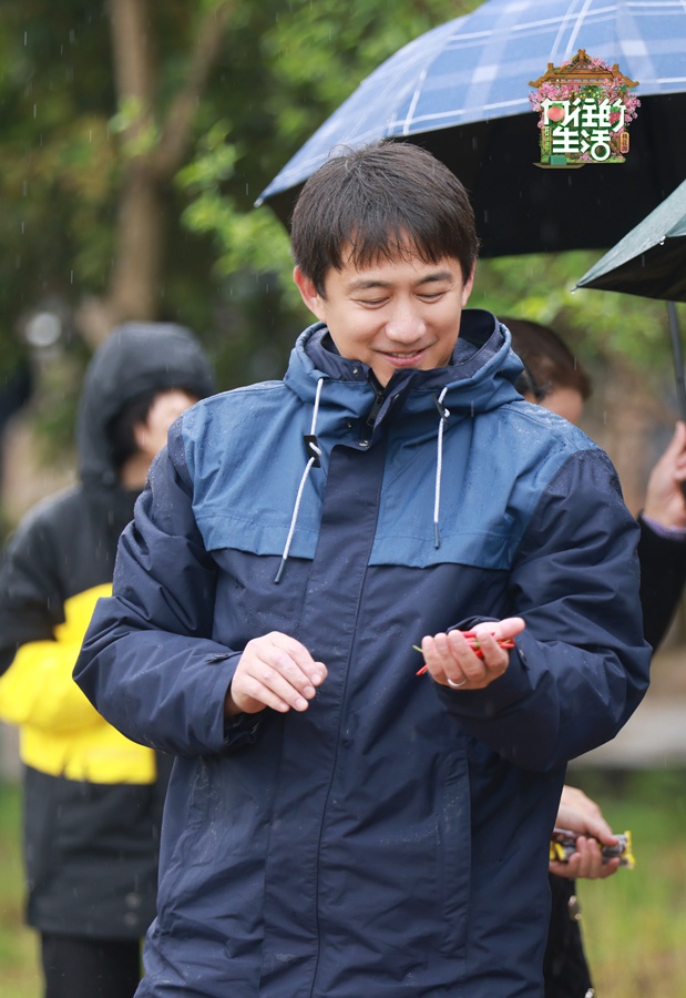 《向往的生活》第五季李雪琴做客蘑菇屋 抱鸡掏蛋不含糊