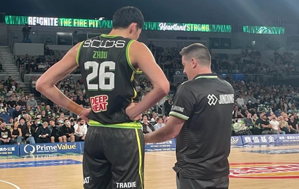 周琦在澳洲改变风格!克服在NBA打球时期的软肋,场外号召力十足