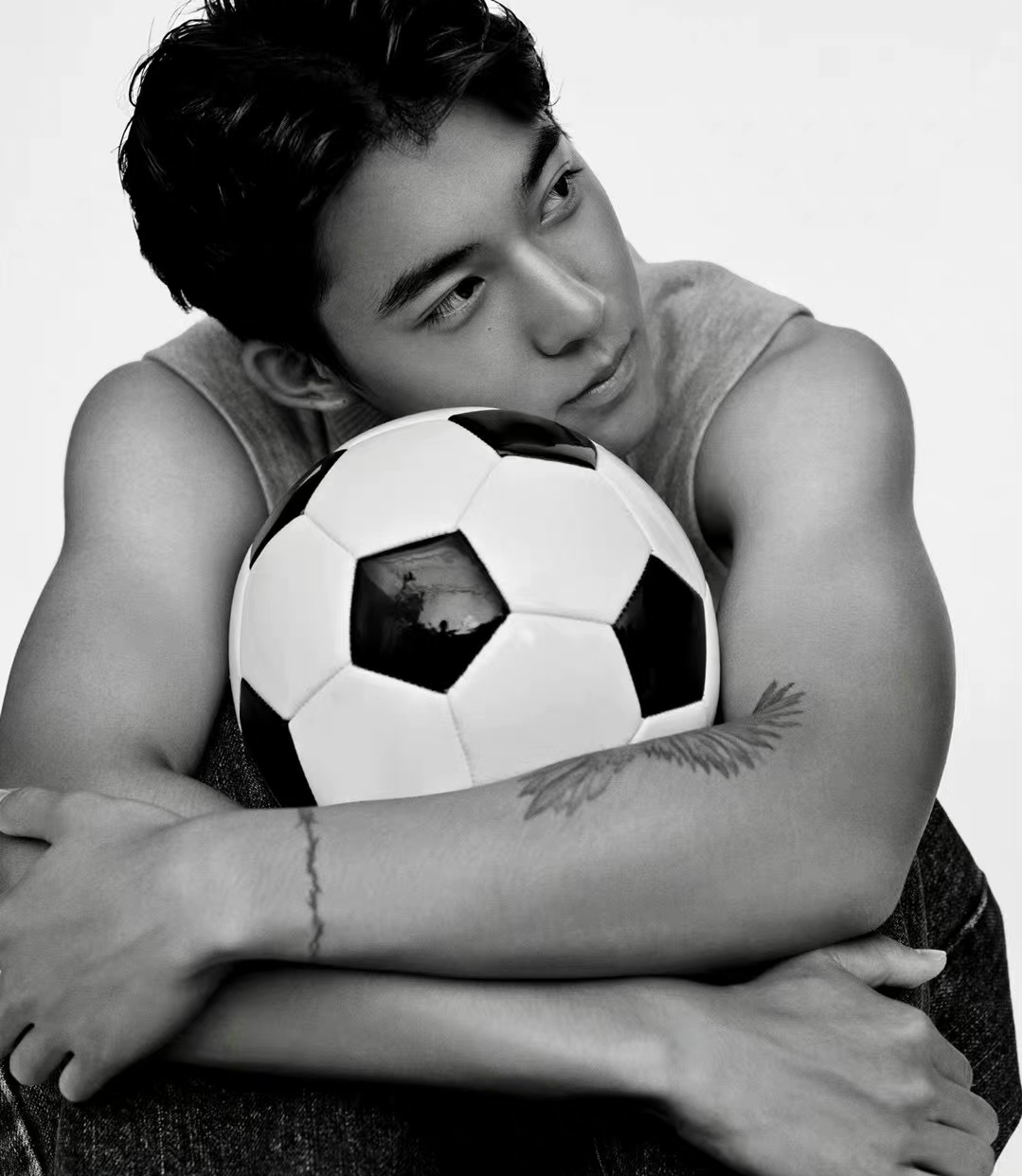 前国脚李明的儿子李嗣镕最近晒出自己的时尚写真