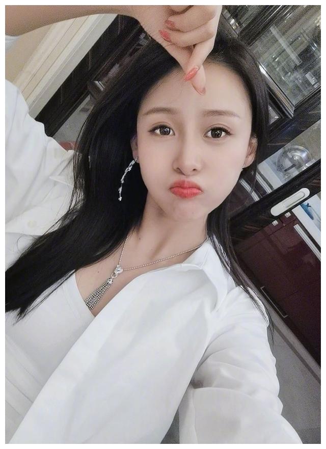 抽烟姿势熟练不避场合,遭吐槽老烟枪|贾青|女星|场合_新浪新闻