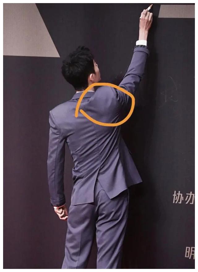 本来穿西装都多少会有一点垫肩的,但可能是他这个垫肩比普通的要大