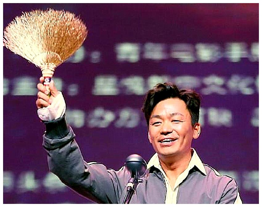 肖战获金扫帚奖回应方式惹争议对比当年的王宝强差太远了