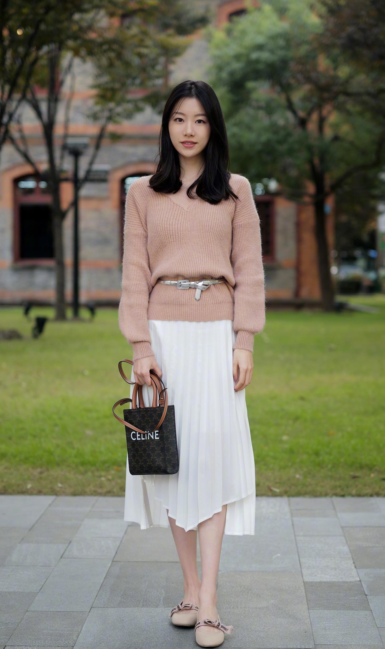 冬天穿裙子美女选择半身裙根据需求搭配出不俗的时尚品味