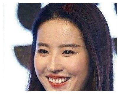 刘亦菲大笑照片流出,露出牙龈太丑,网友调侃:神仙姐姐也要矜持