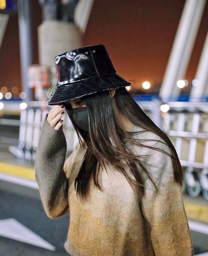 杨颖:渐变色毛衣搭配黑色贝雷帽,这帅气的背影真是简直了!